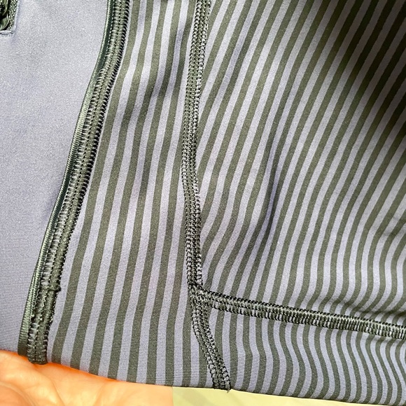 Rare Lululemon black/purple stripe leggings with trim on calf. Size 6 Mint Cond - Picture 8 of 11